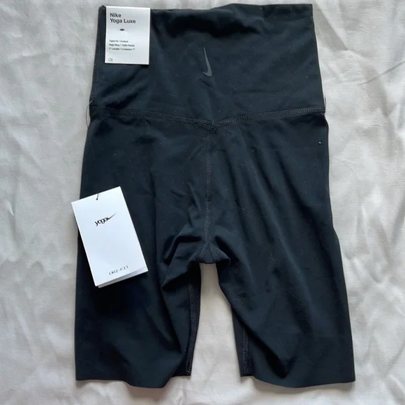 Nike Yoga Lux High Rise Bikers Short.  Brand New with tag. - Picture 2 of 2
